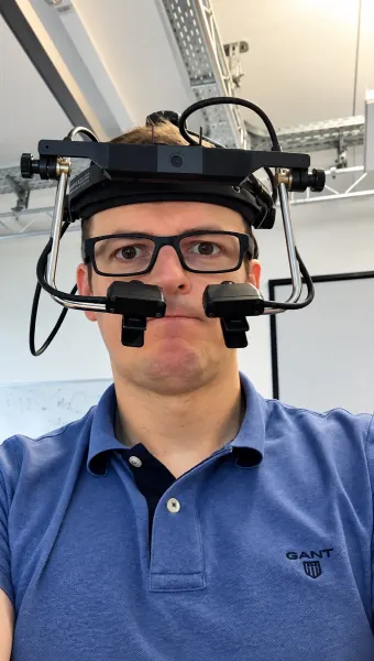 Daniel Nagel mit einem kopfgetragenen Eye-Tracking-System
